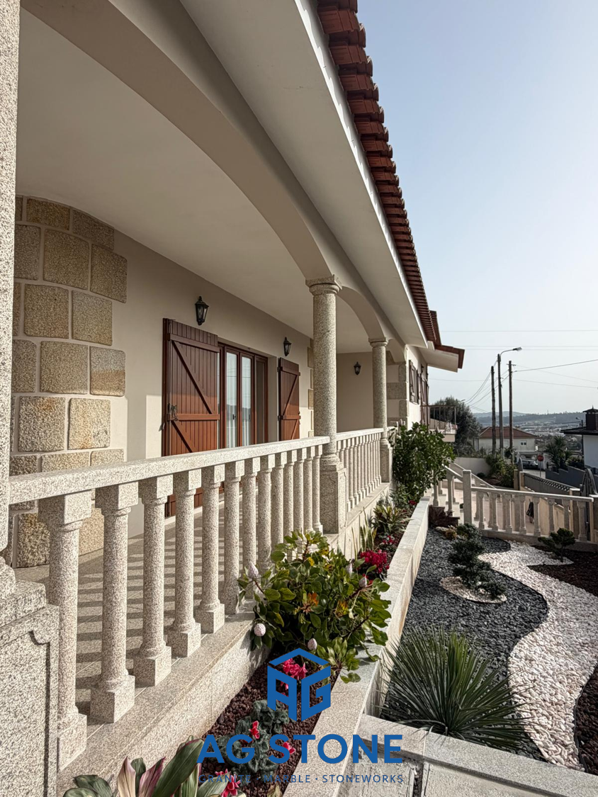 Balaústres em granito amarelo