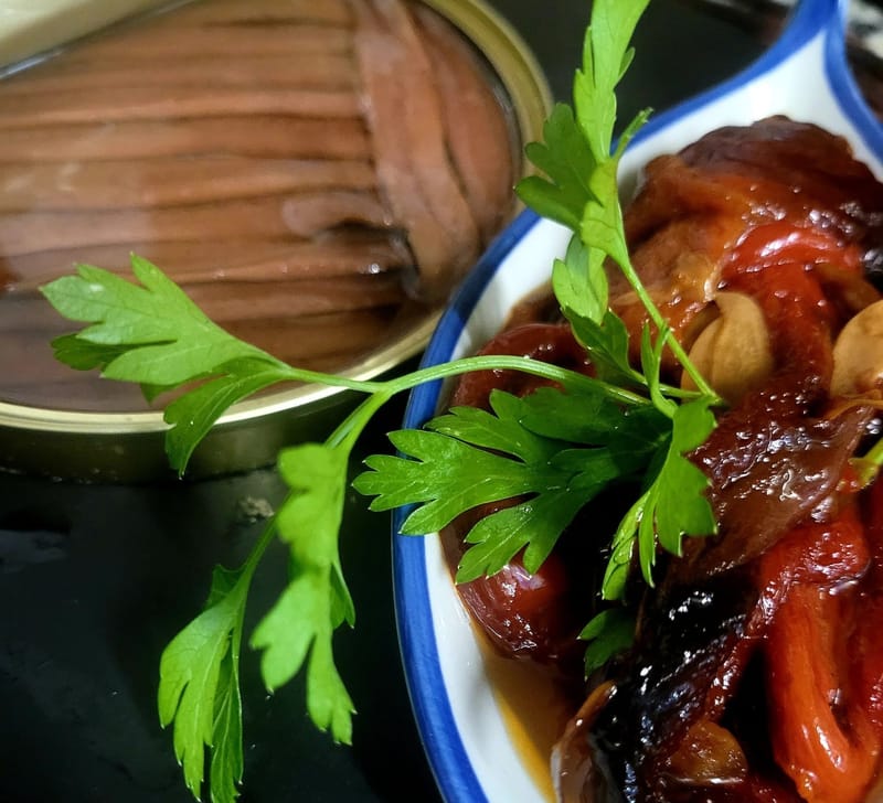 Anchoas del Cantábrico con pimientucos rojos asados