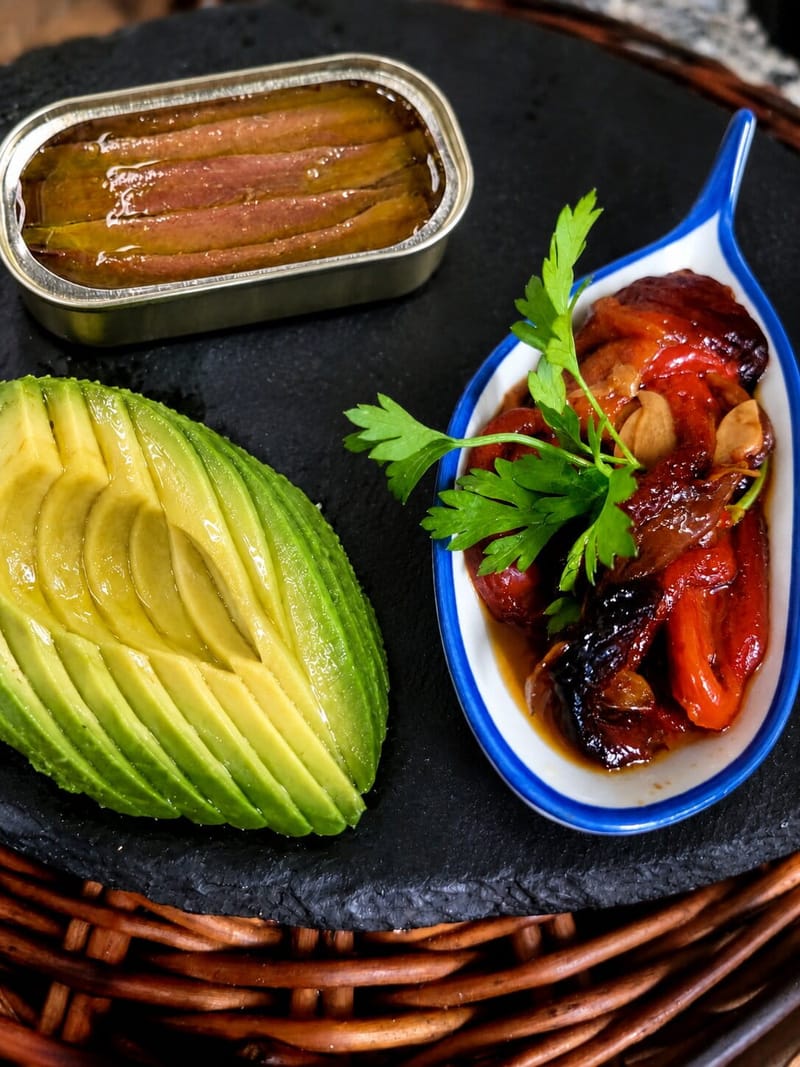 Octavillo de Anchoas del Cantábrico con pimientucos rojos asados y aguacate