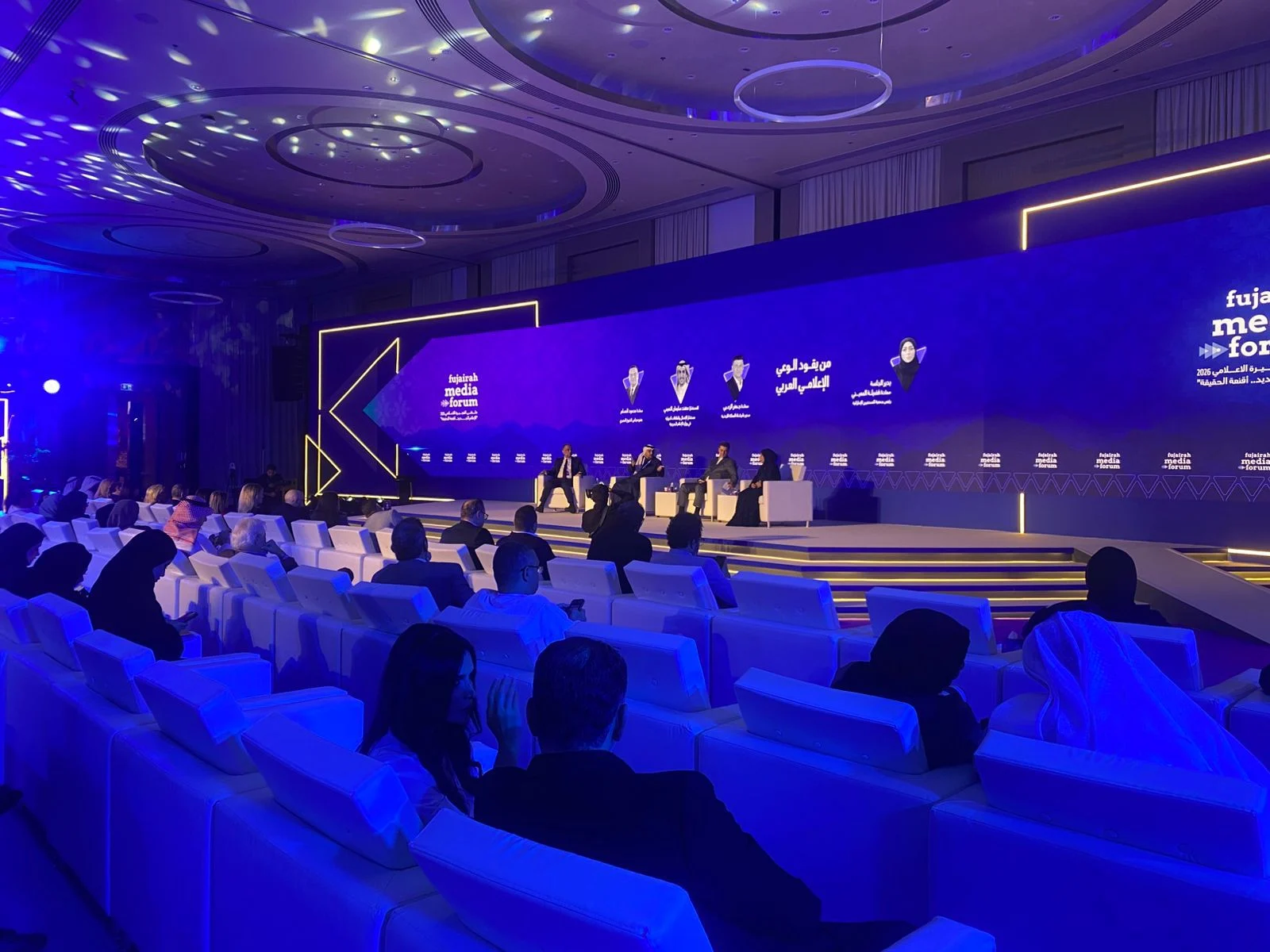 "ملتقى الفجيرة": إعلاميون عرب يحذرون من تأثير أخبار الذكاء الاصطناعي المضللة على الرأي العام