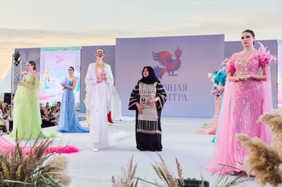 منى المنصوري تعرض إبداع المرأة الخليجية في أكبر مهرجان للازياء بروسيا