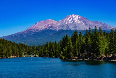 شمال كاليفورنيا تدعو المسافرين من الخليج لاستكشاف رحلات الشلالات في سيسكيو