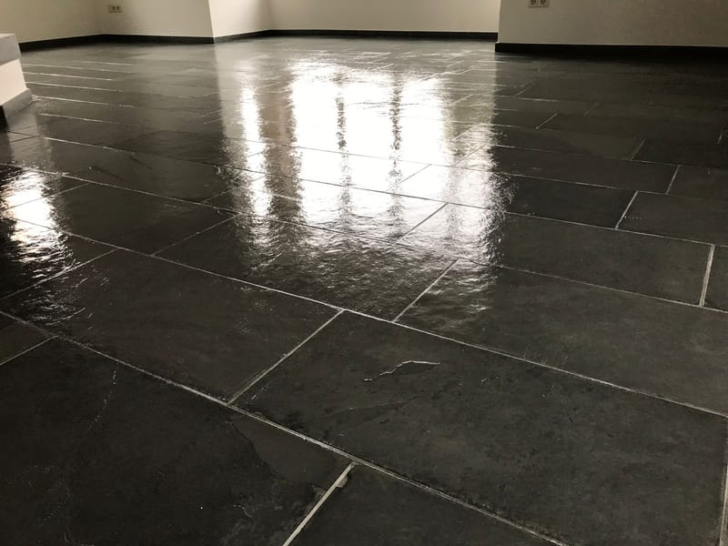 Natuursteen vloer reinigen en polijsten