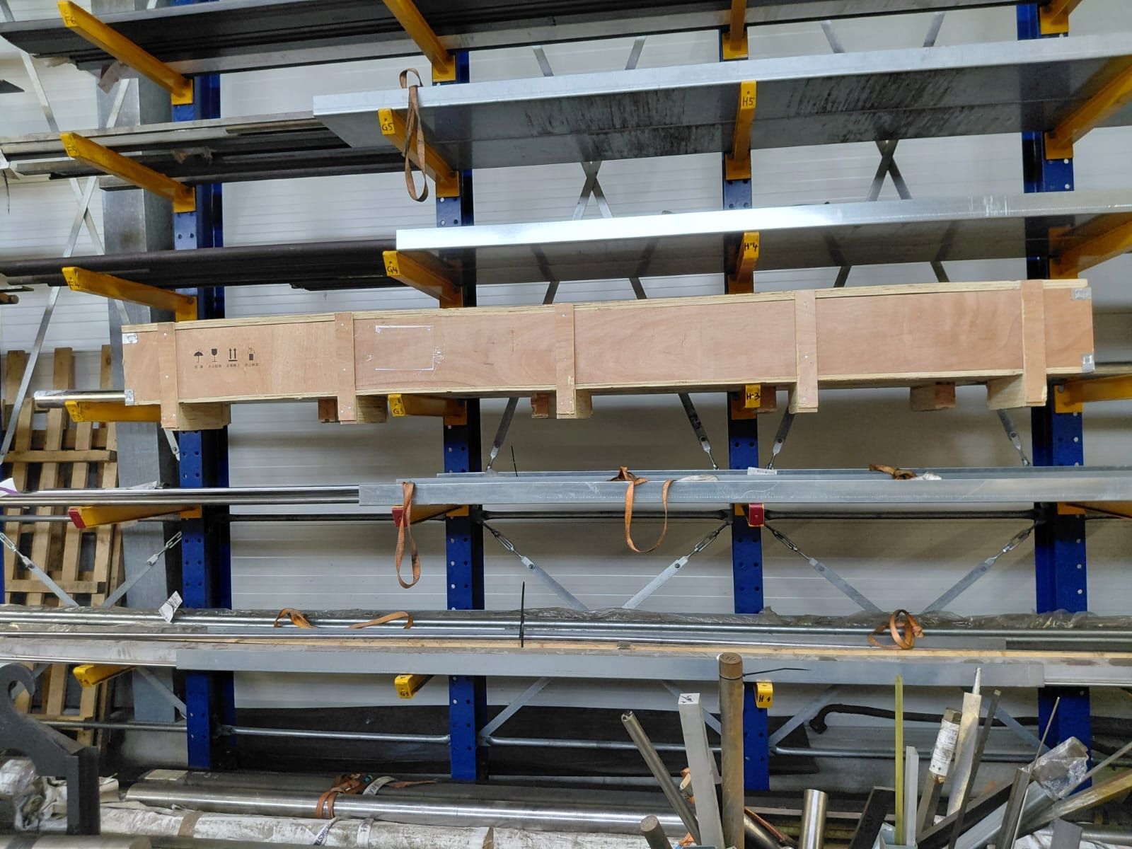 Titanmaterial und Sonderwerkstoffe fachgerecht im Industrielager gelagert