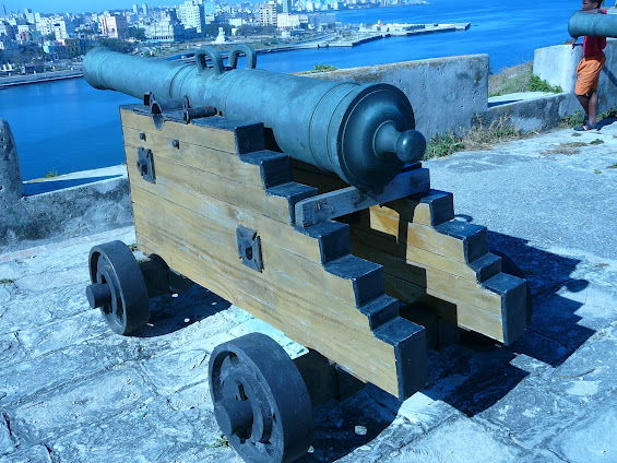 COLONIALISMO Y NEOCOLONIALISMO. Por Luis Britto García