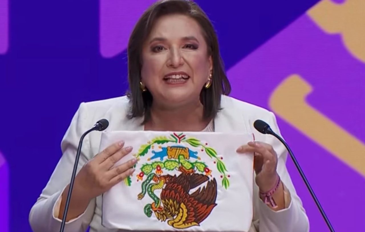 Xóchitl Gálvez y la bandera de México de cabeza