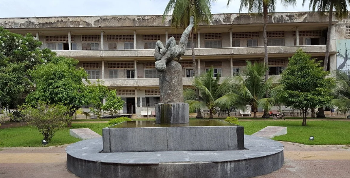 Une statue commémorative installée dans la prison S-21