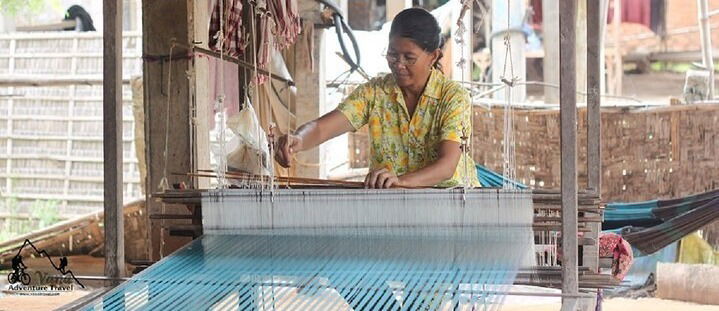 Une tisserande de la soie à Koh Dach