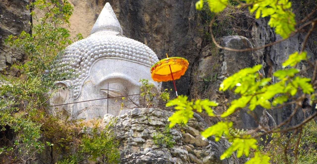 Tête du Bouddha sculpté dans la roche Phnom Sampov 