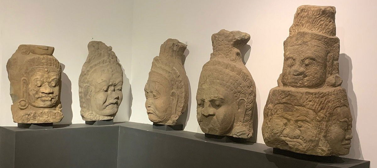 Têtes de ieux exposées au musée de Battambang