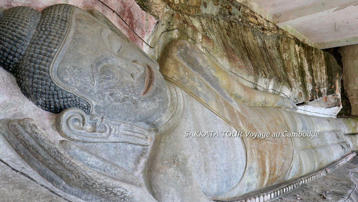 Une statue du Bouddha couché au sommet de Phnom Santuk