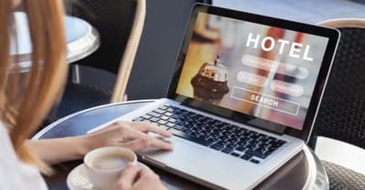 Plateformes en ligne : à quoi devez-vous faire attention avant de réserver vos vacances ?