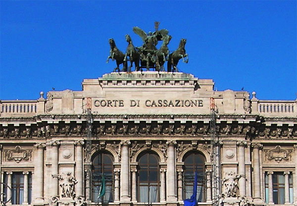 Sospensione cautelare nel pubblico impiego e restitutio in integrum: la Cassazione ribadisce i limiti della privazione della retribuzione.