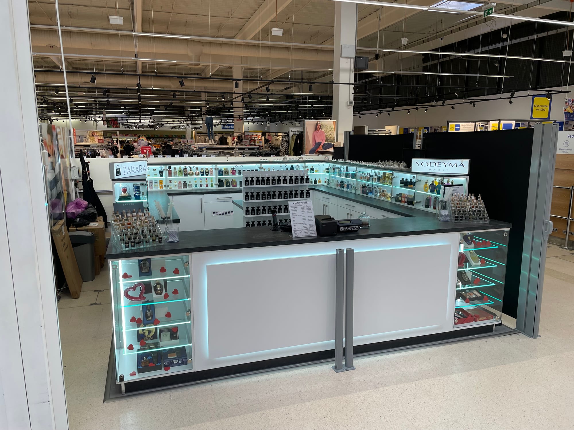 Egy parfüm üzlet bútorai