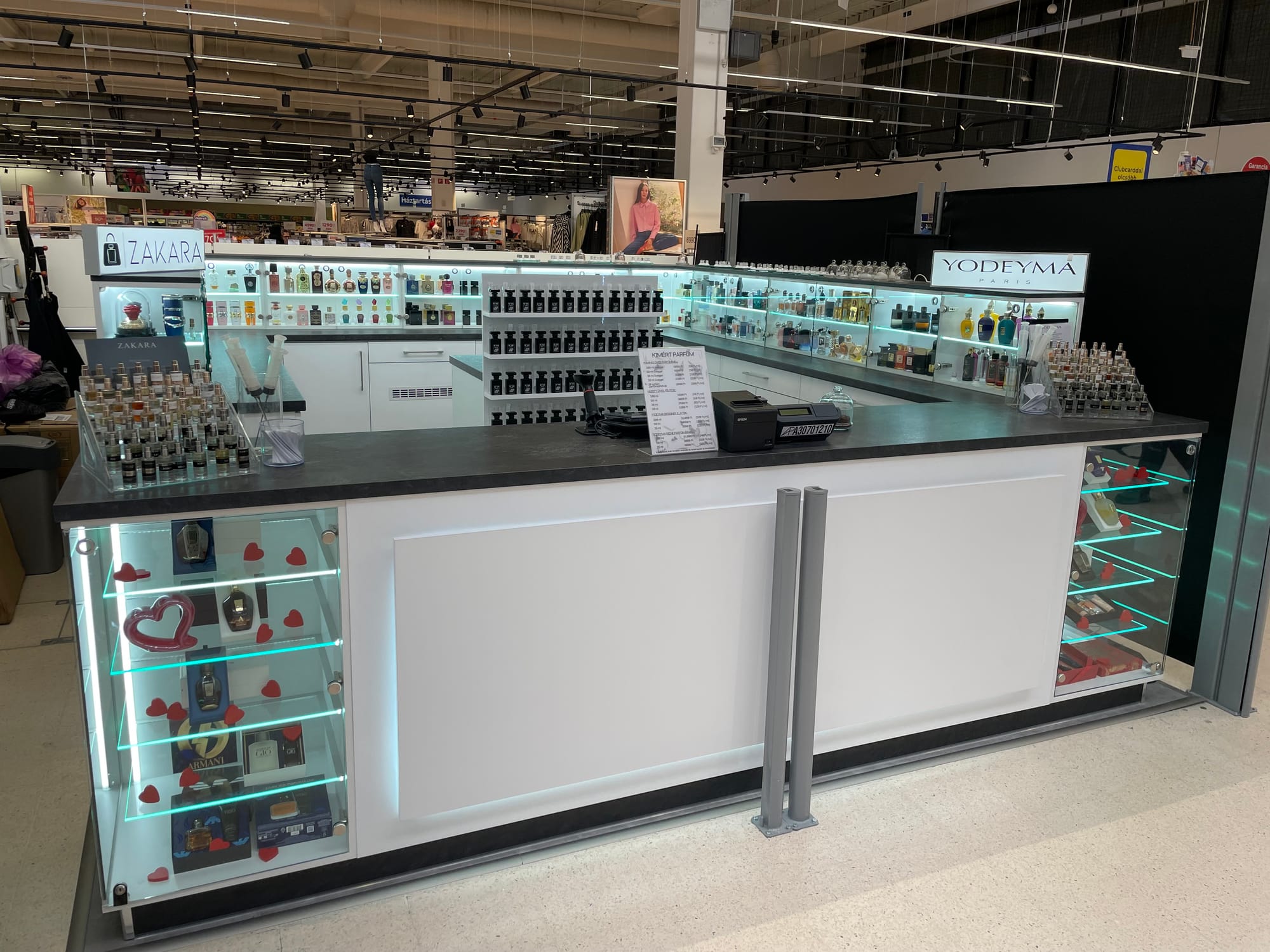 Egy parfüm üzlet bútorai