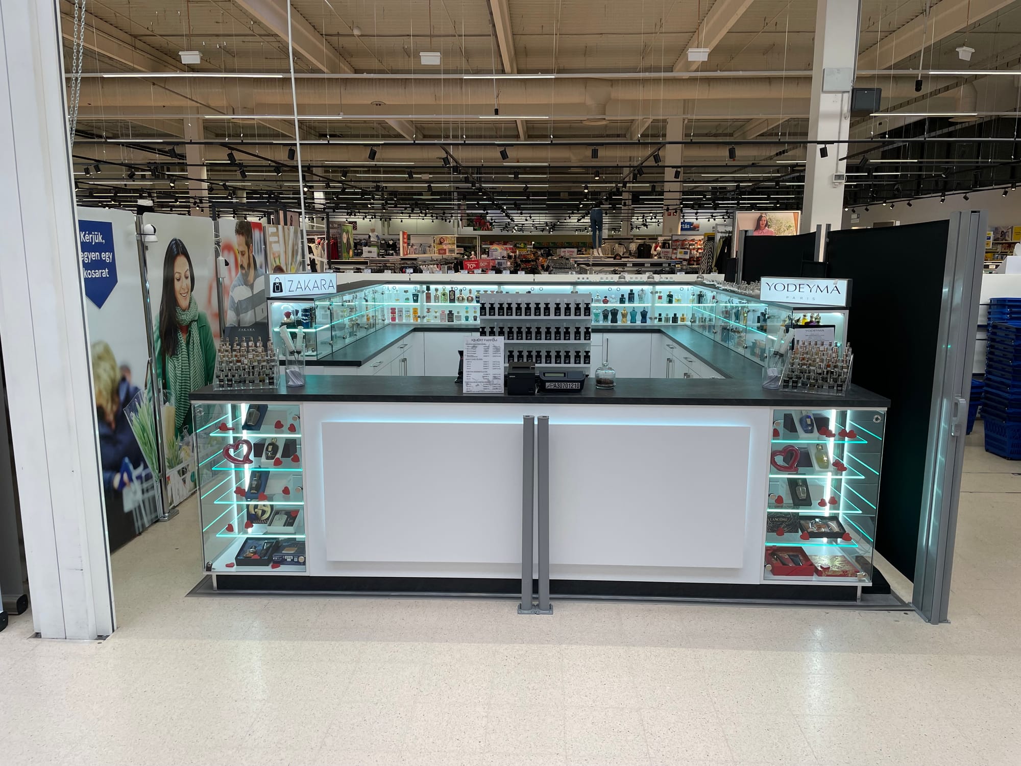 Egy parfüm üzlet bútorai