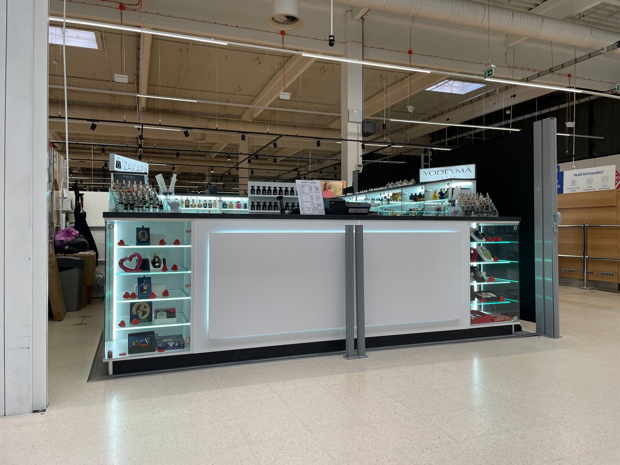 Egy parfüm üzlet bútorai