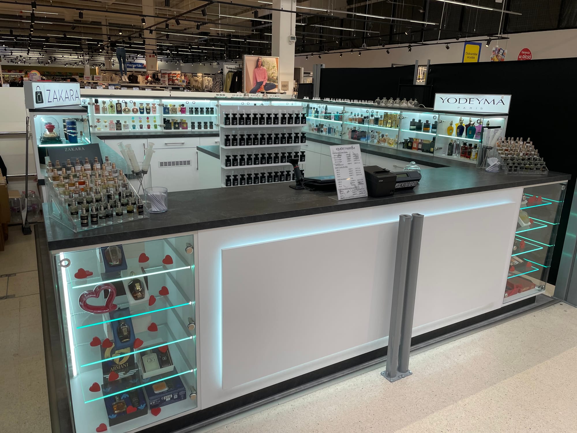 Egy parfüm üzlet bútorai