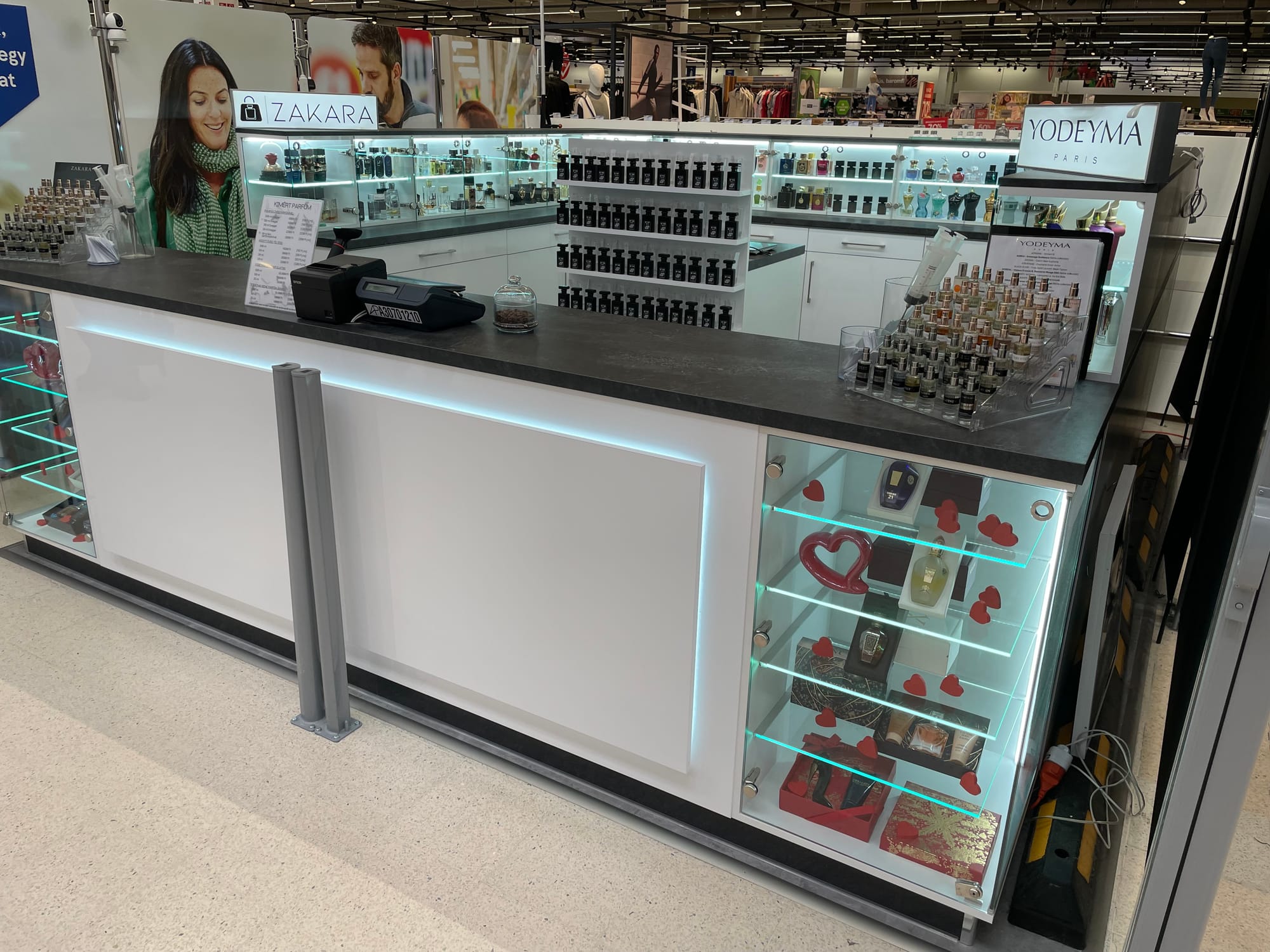 Egy parfüm üzlet bútorai