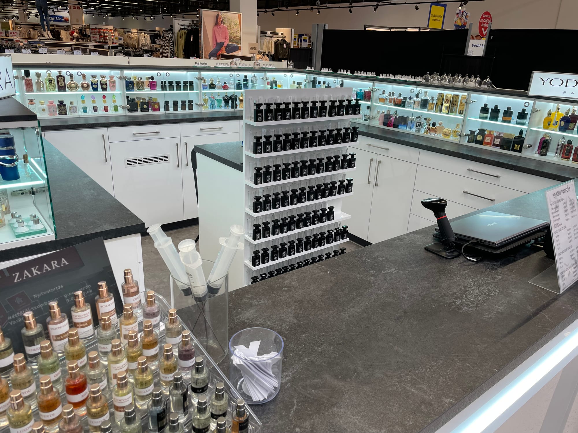 Egy parfüm üzlet bútorai