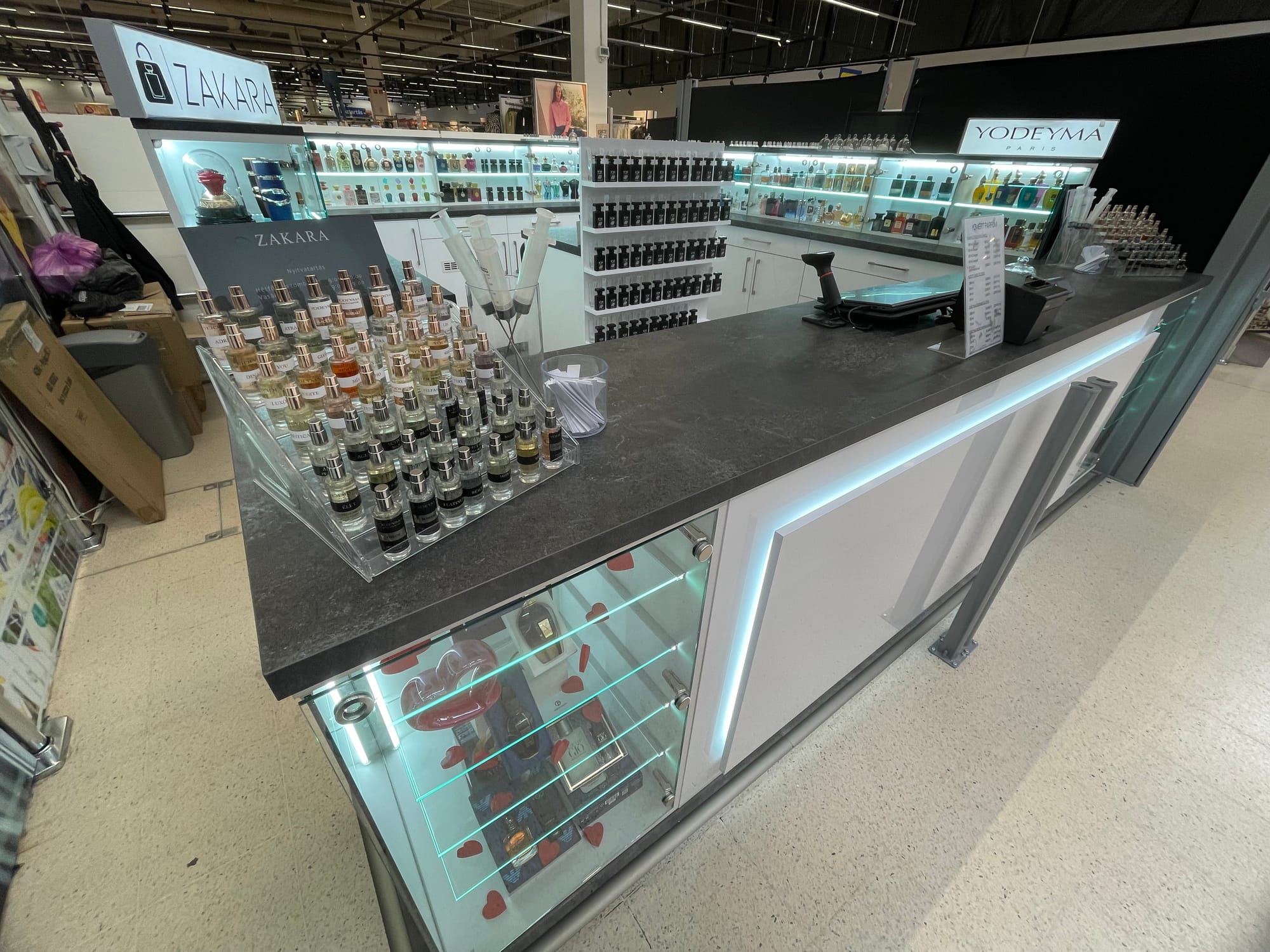 Egy parfüm üzlet bútorai