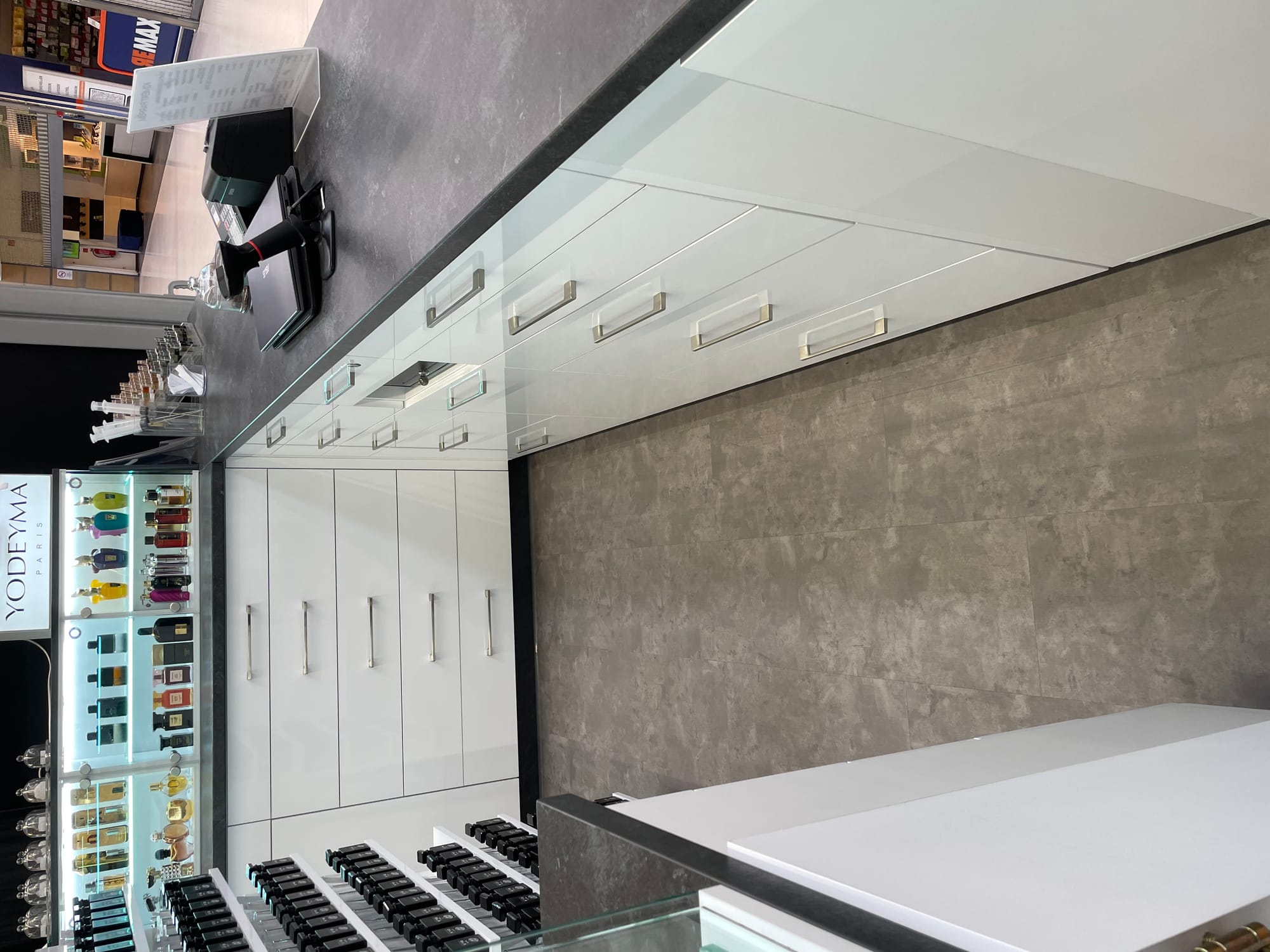 Egy parfüm üzlet bútorai