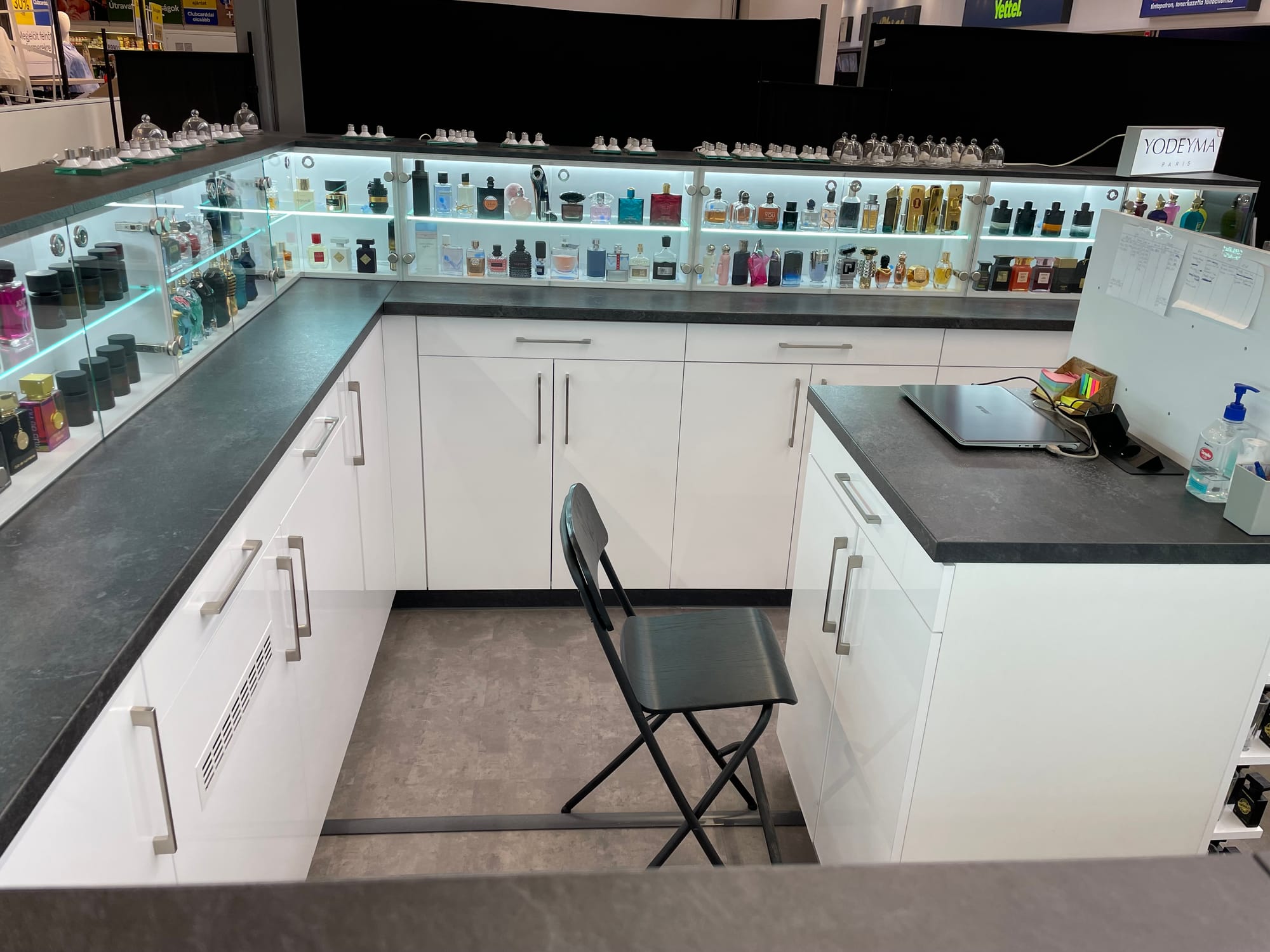 Egy parfüm üzlet bútorai