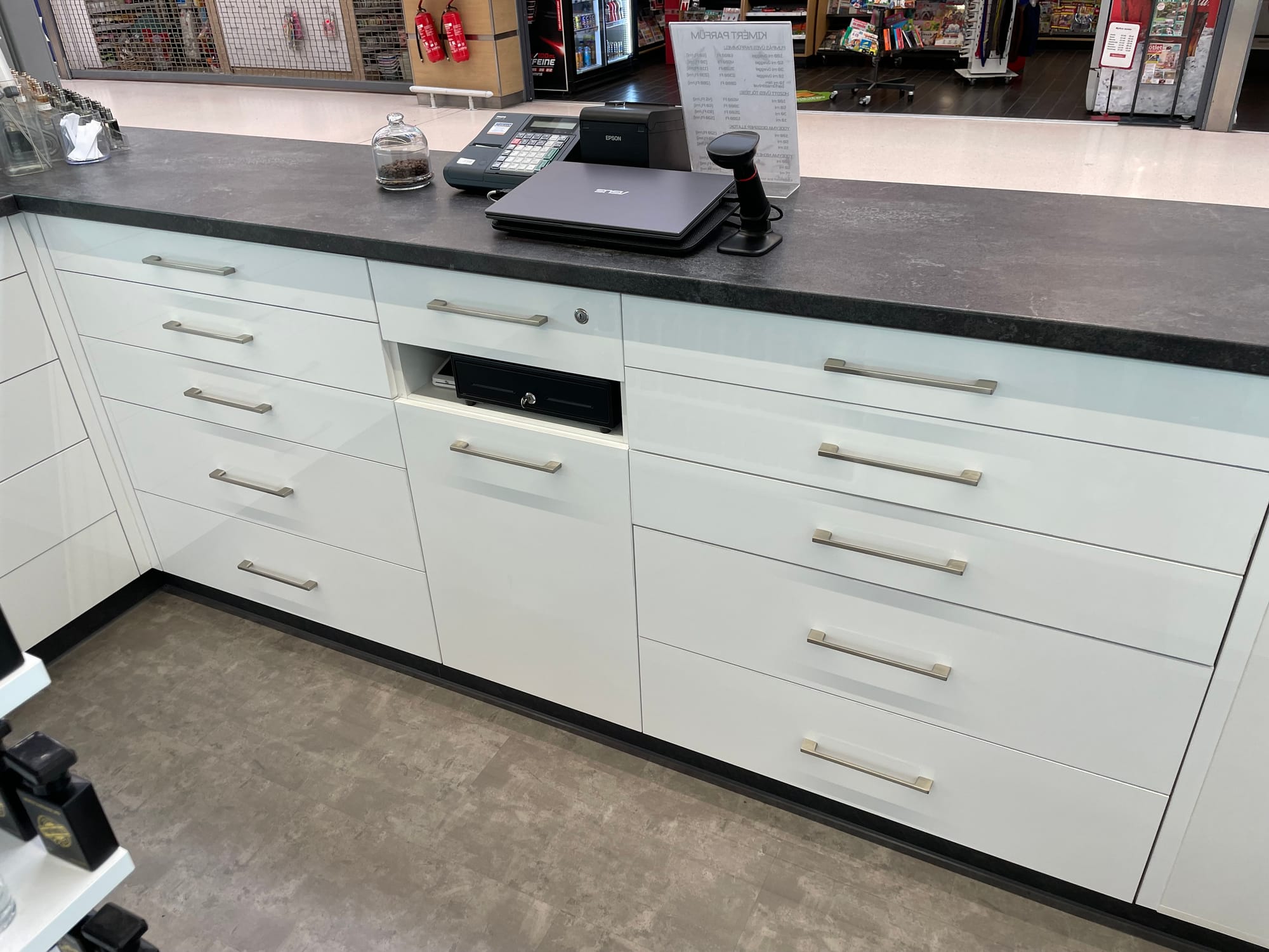 Egy parfüm üzlet bútorai