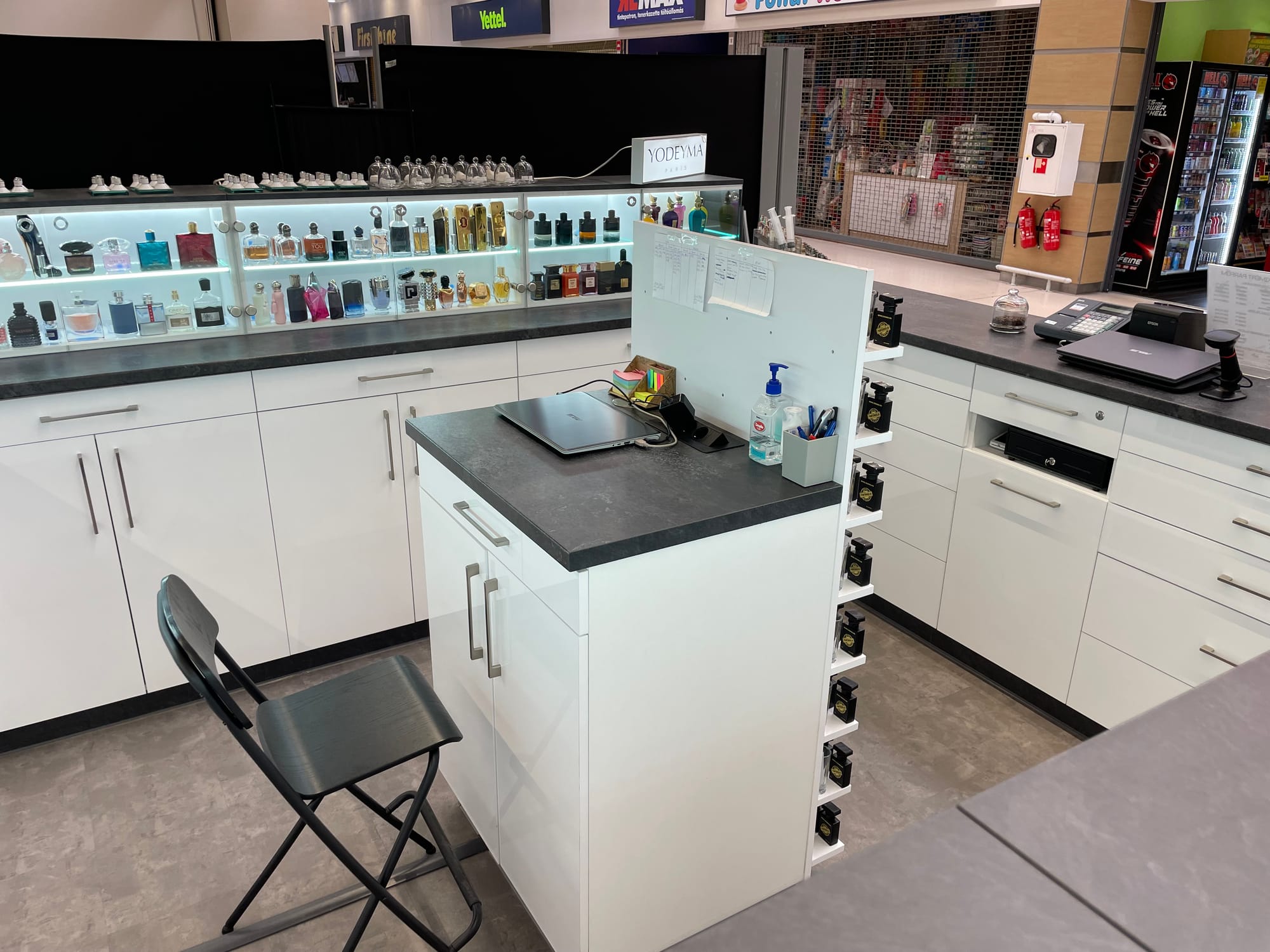 Egy parfüm üzlet bútorai