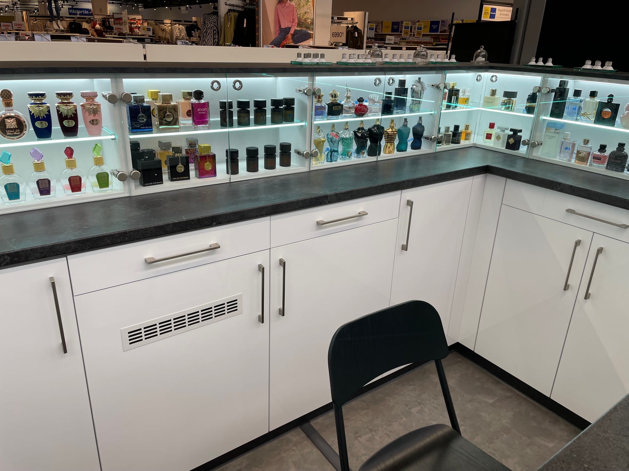 Egy parfüm üzlet bútorai