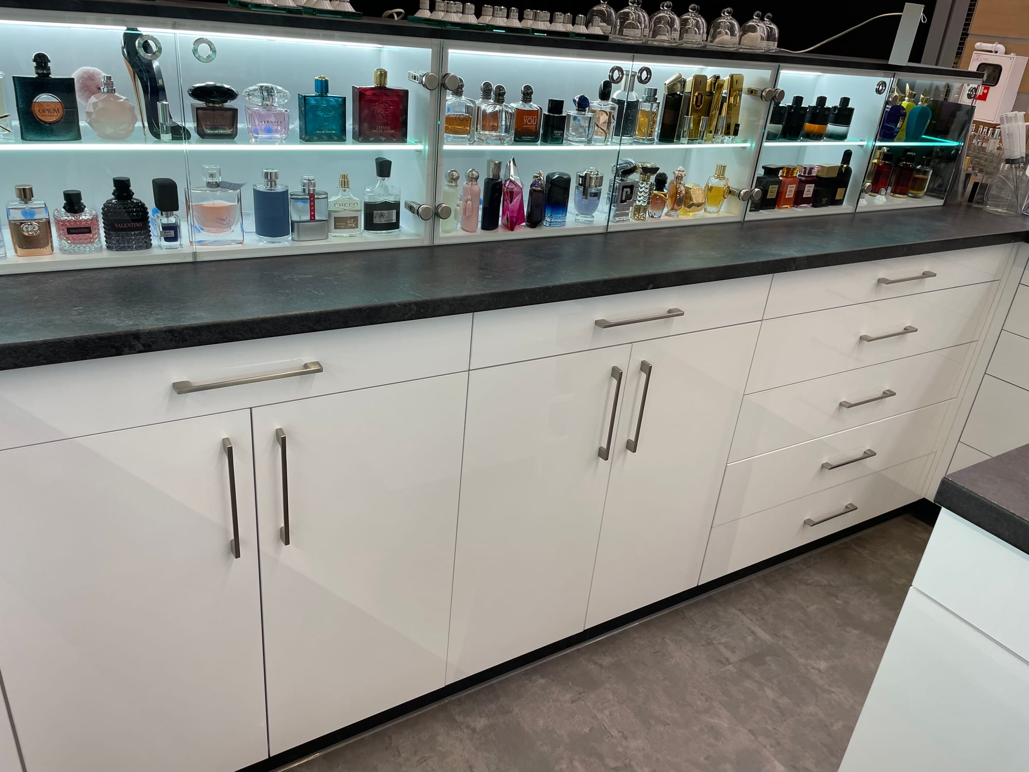 Egy parfüm üzlet bútorai
