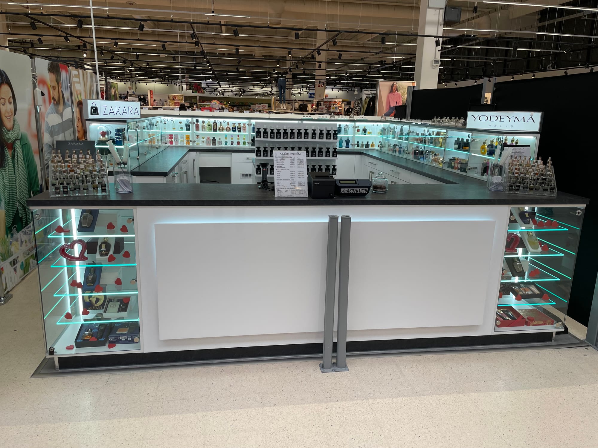 Egy parfüm üzlet bútorai