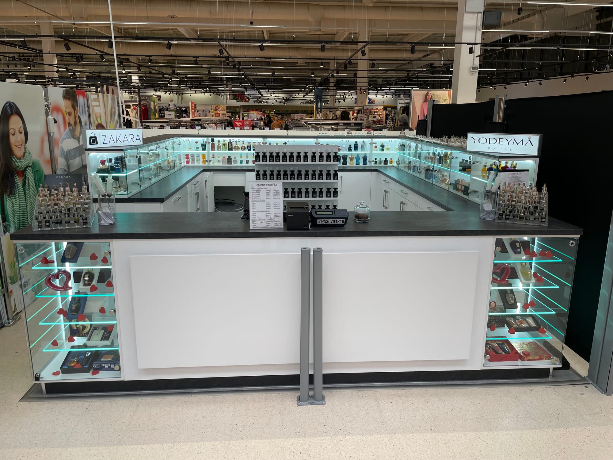 Egy parfüm üzlet bútorai