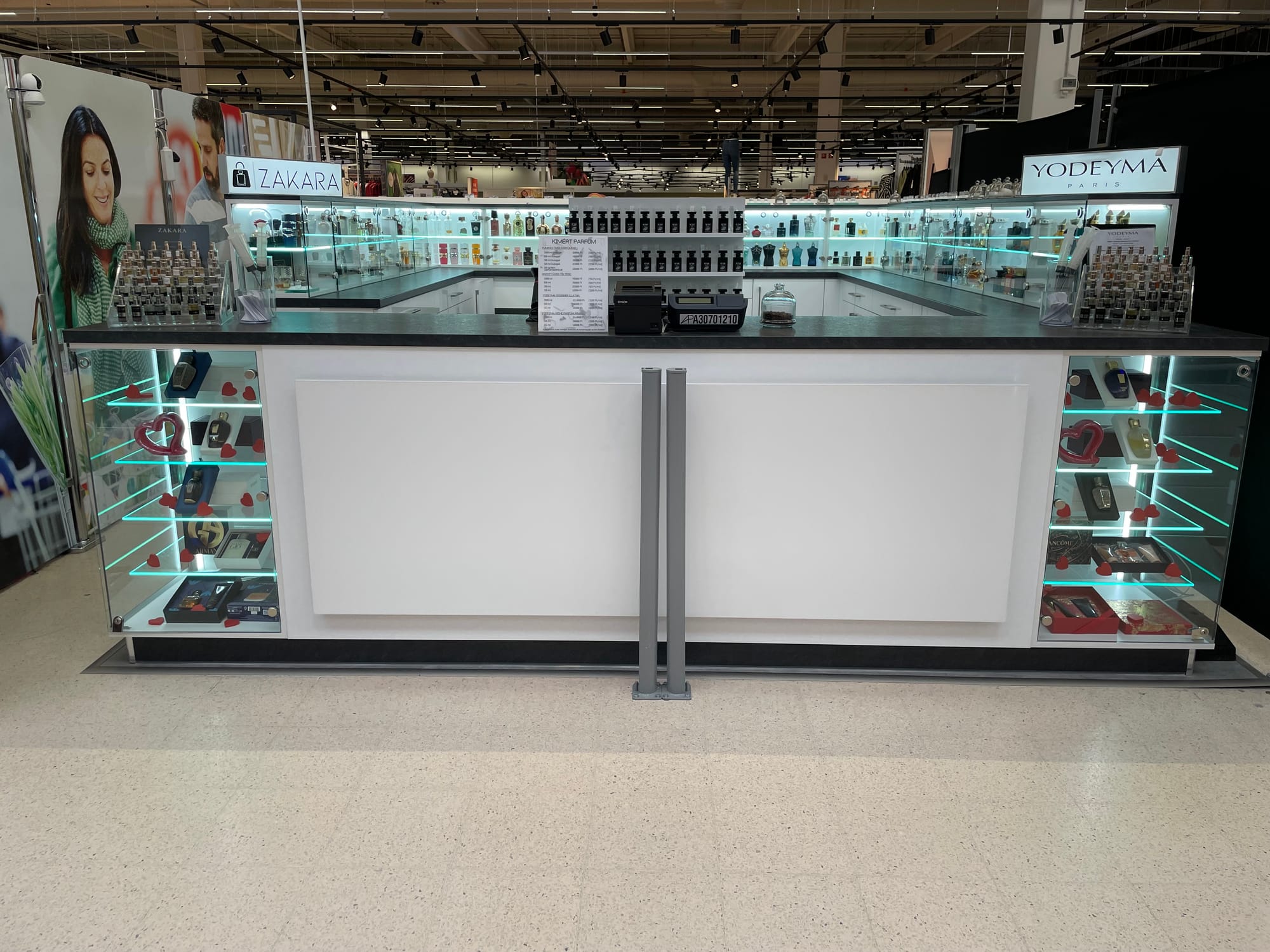 Egy parfüm üzlet bútorai