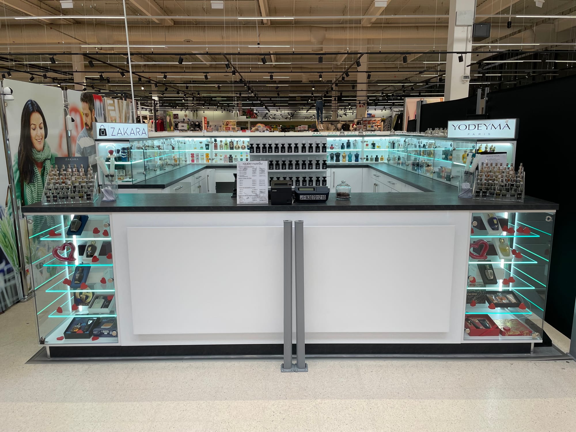 Egy parfüm üzlet bútorai