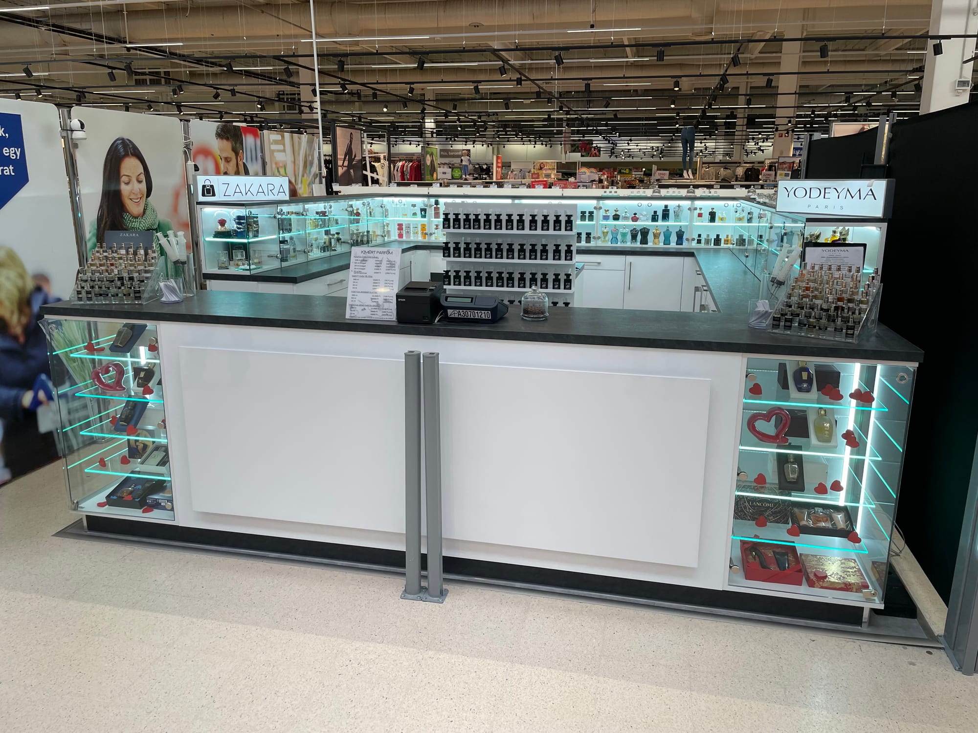 Egy parfüm üzlet bútorai