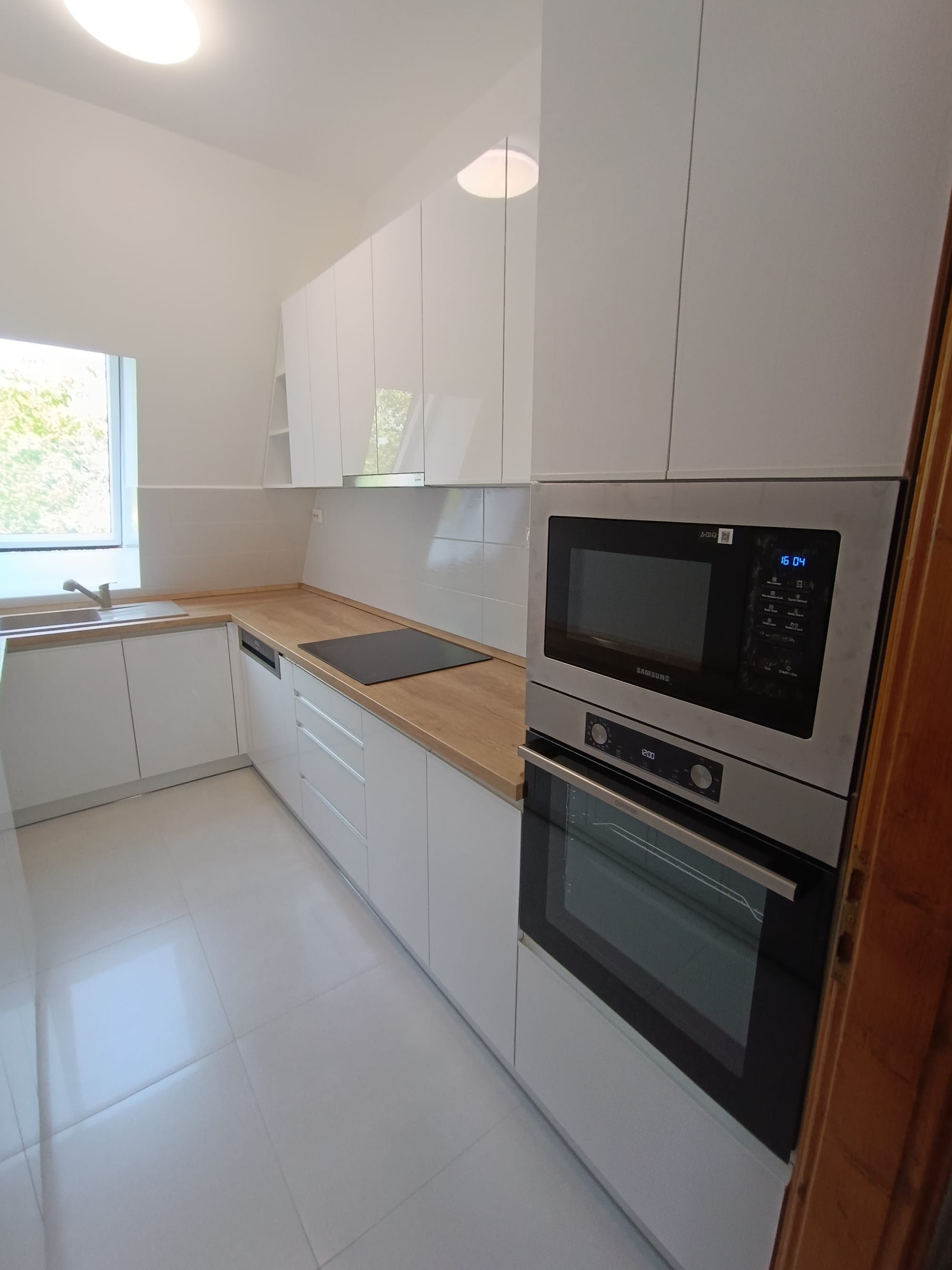 Egy csodás keskeny mégis tágas konyhabútor