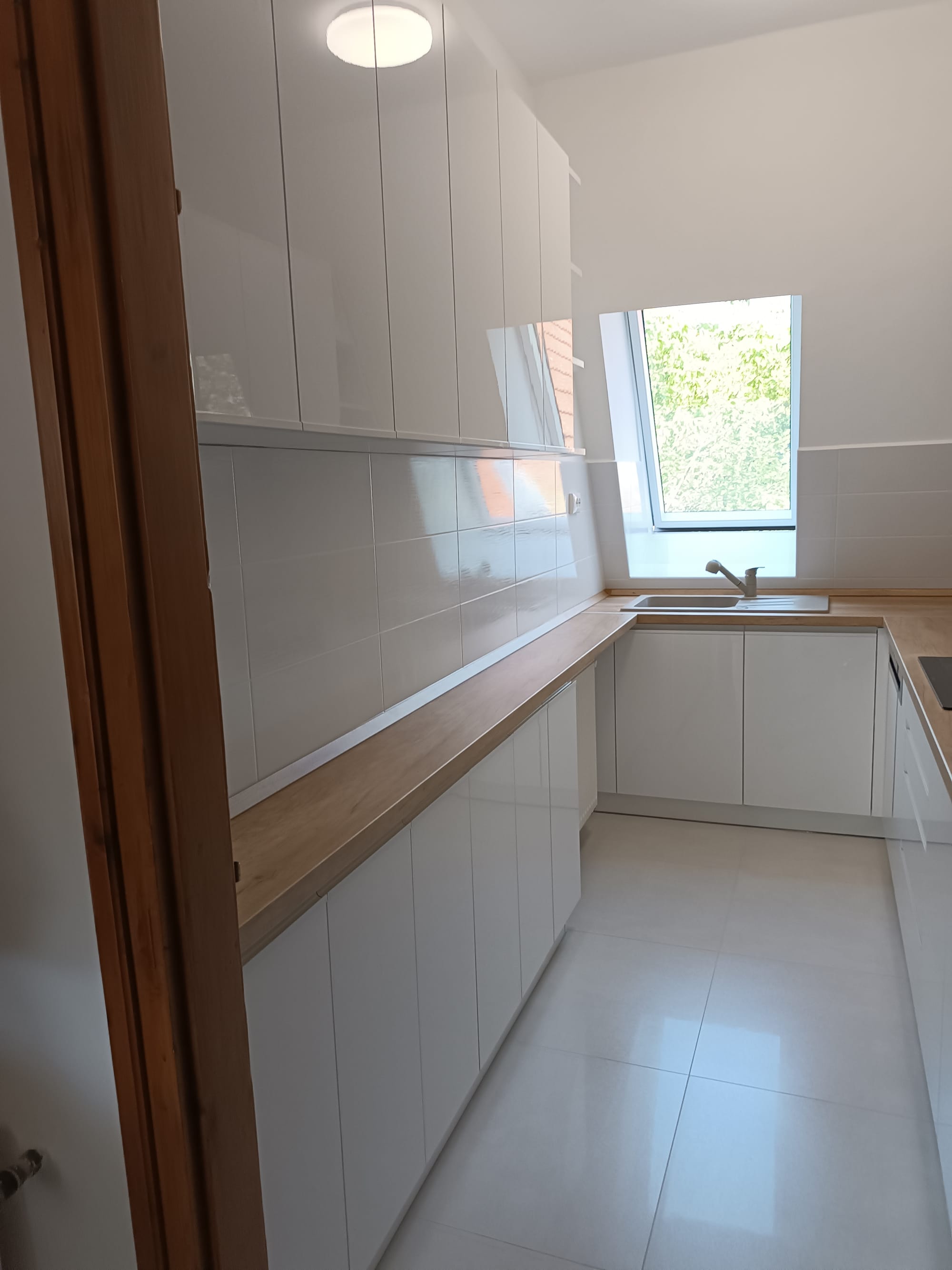 Egy csodás keskeny mégis tágas konyhabútor