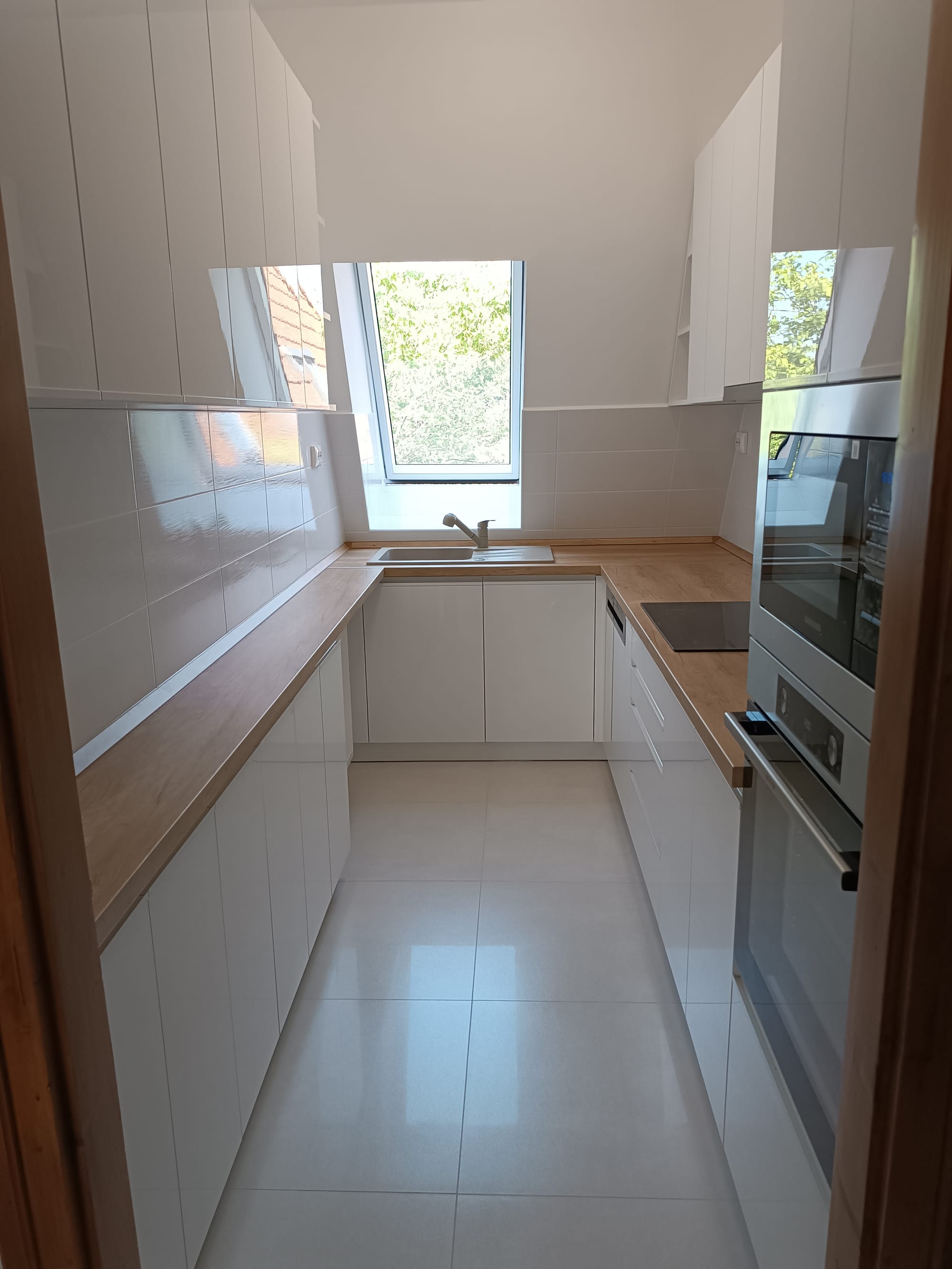 Egy csodás keskeny mégis tágas konyhabútor