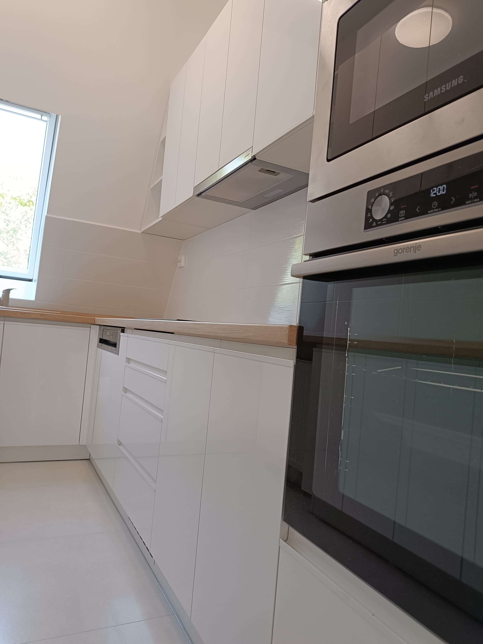 Egy csodás keskeny mégis tágas konyhabútor