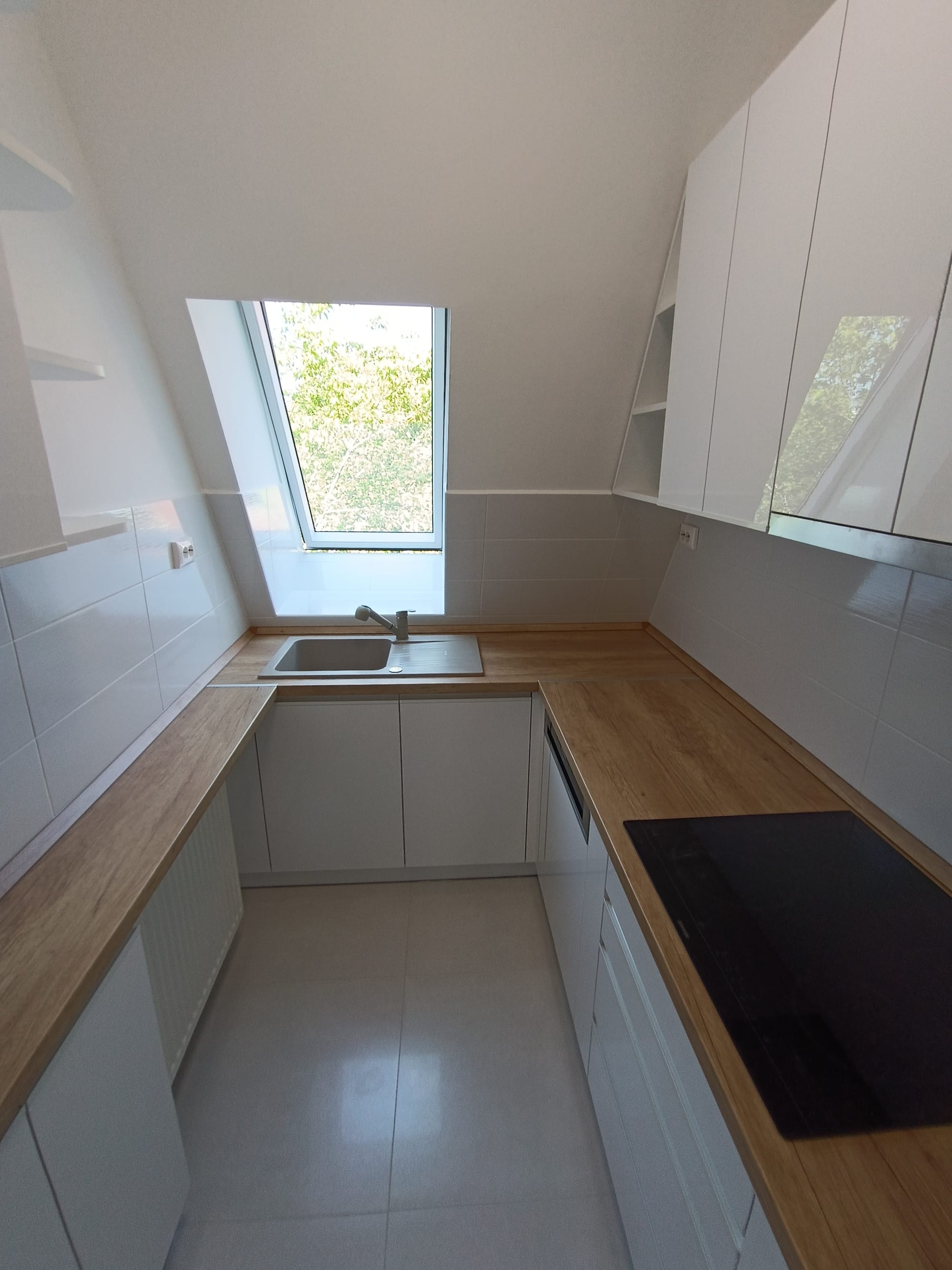 Egy csodás keskeny mégis tágas konyhabútor