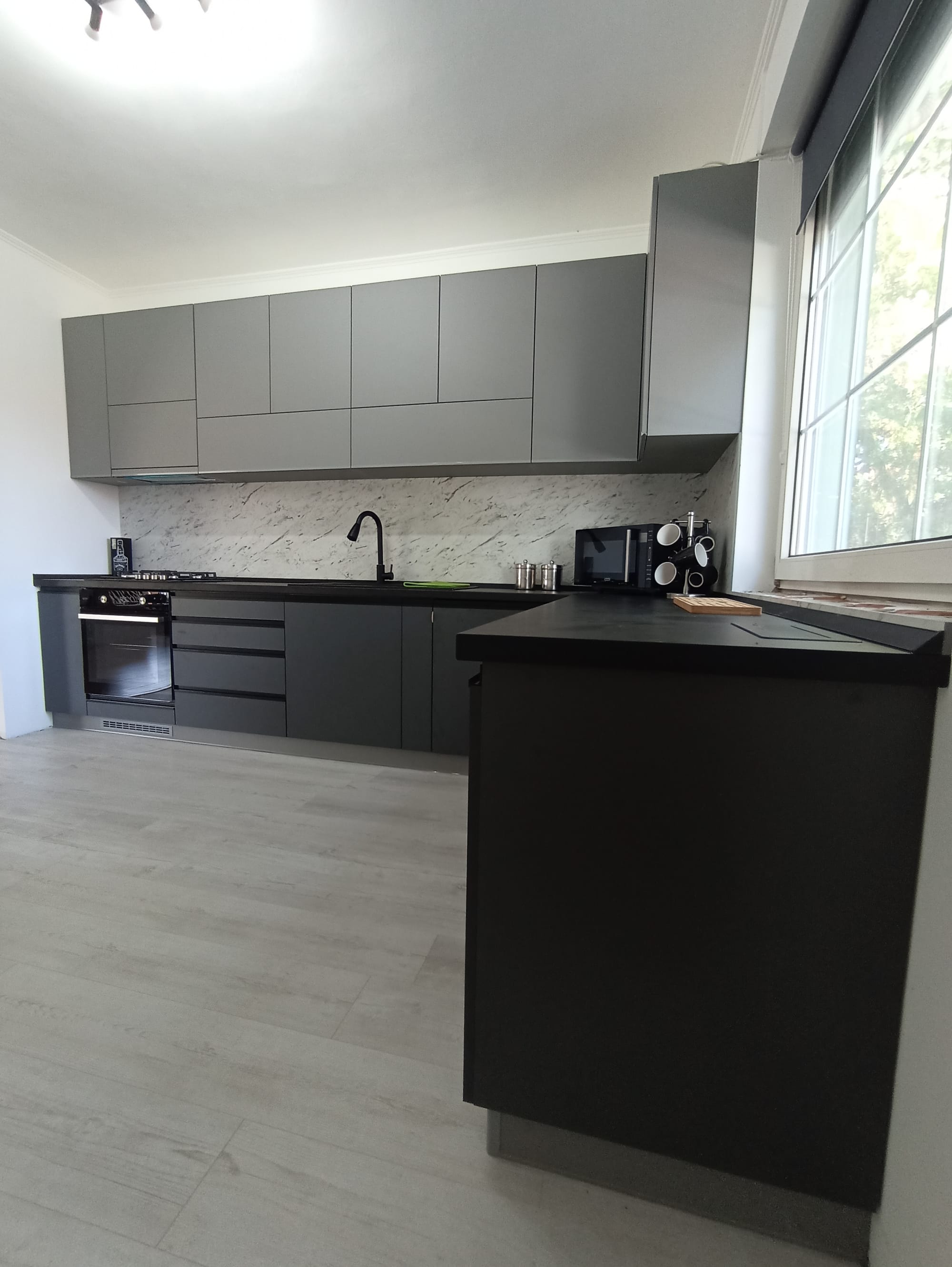 Matt szürke meg antracit. Szép. Szeretem.