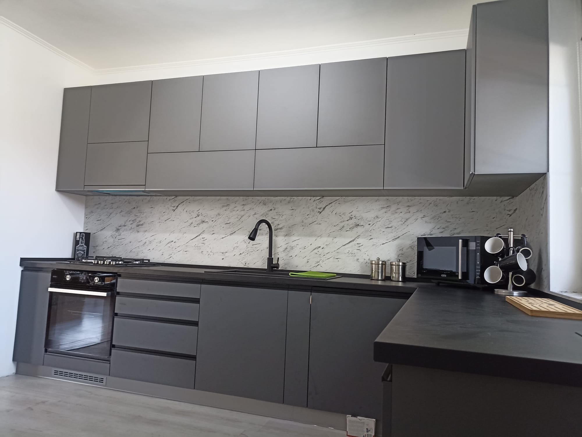 Matt szürke meg antracit. Szép. Szeretem.