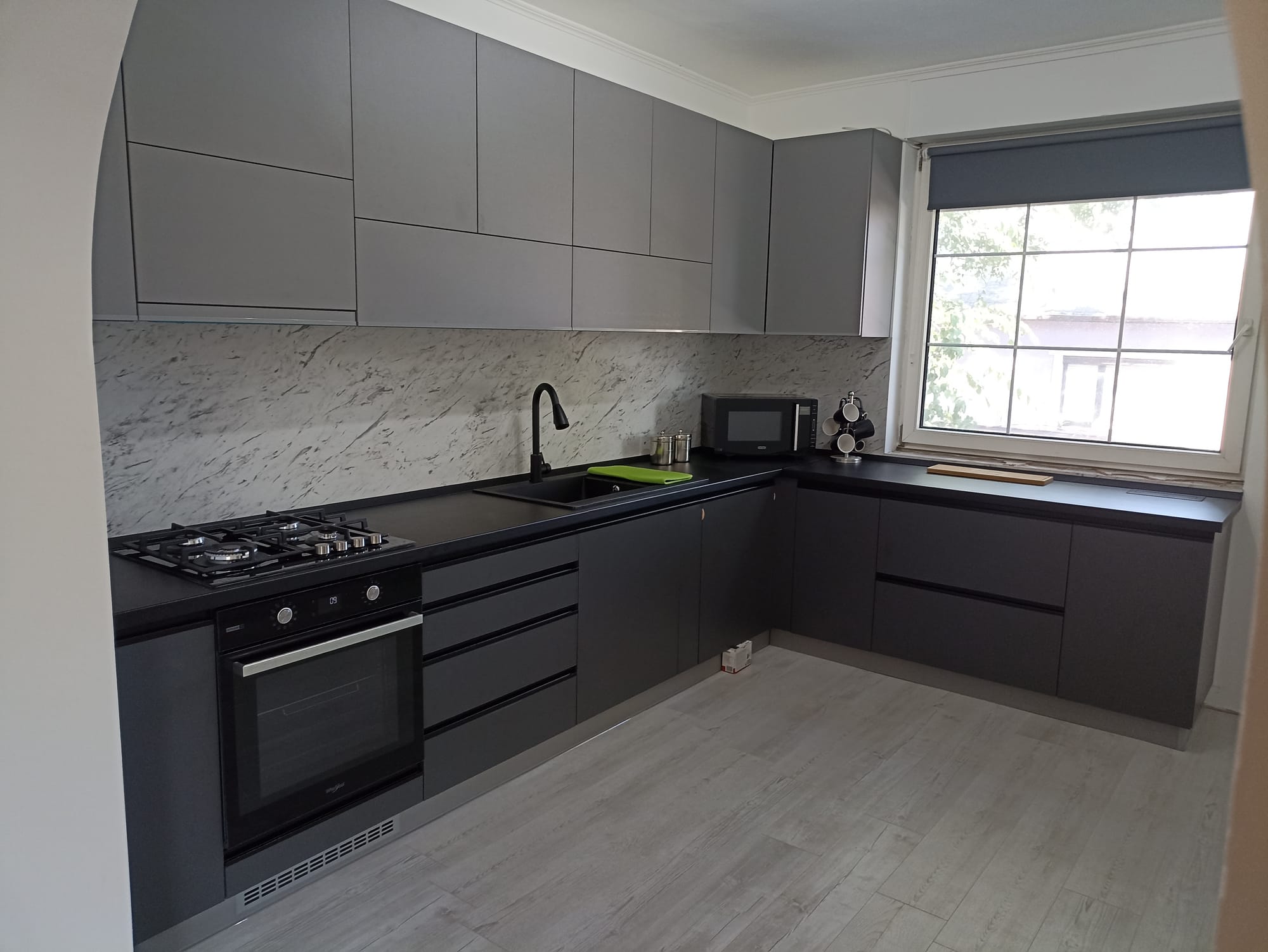 Matt szürke meg antracit. Szép. Szeretem.