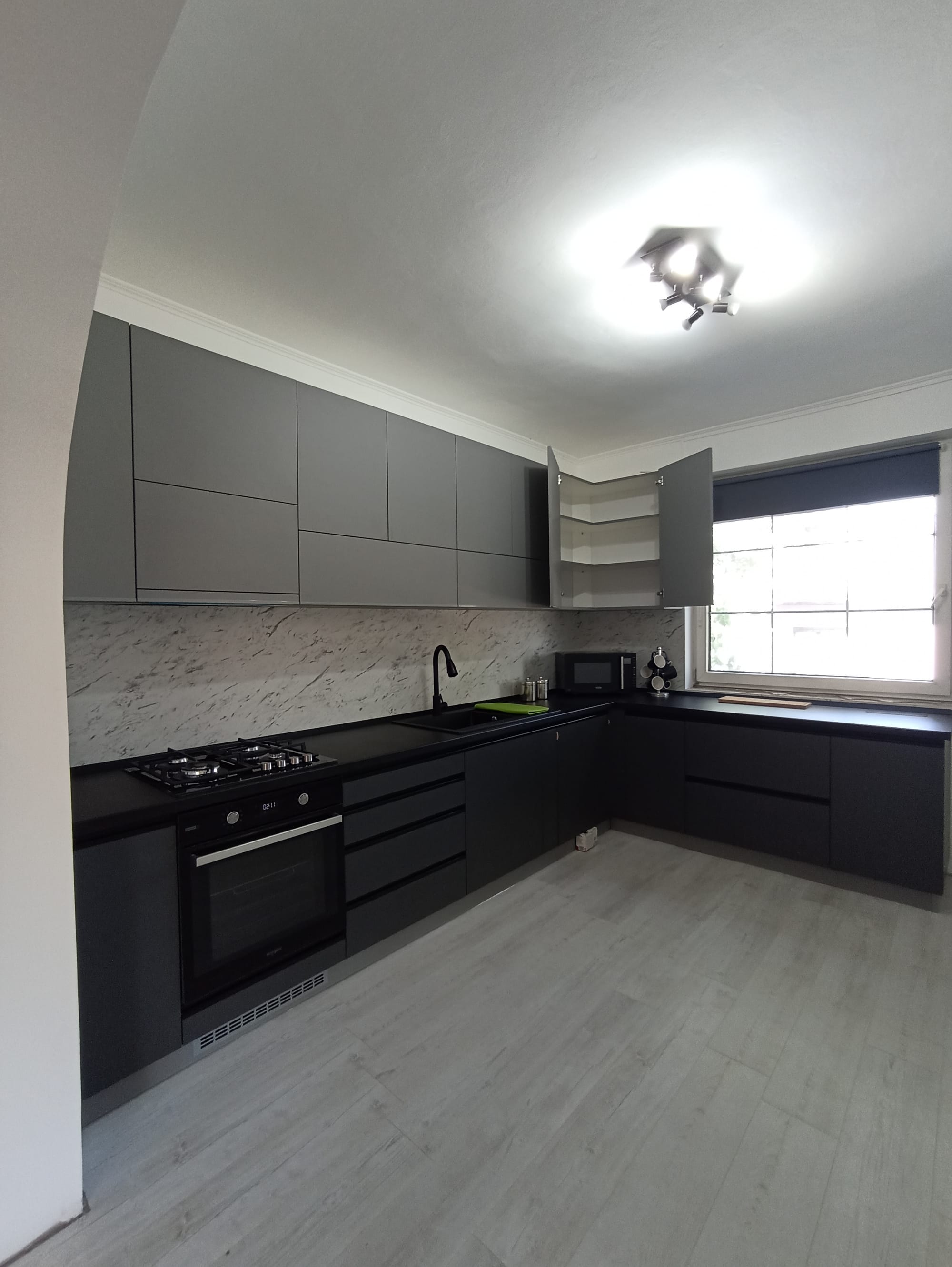 Matt szürke meg antracit. Szép. Szeretem.