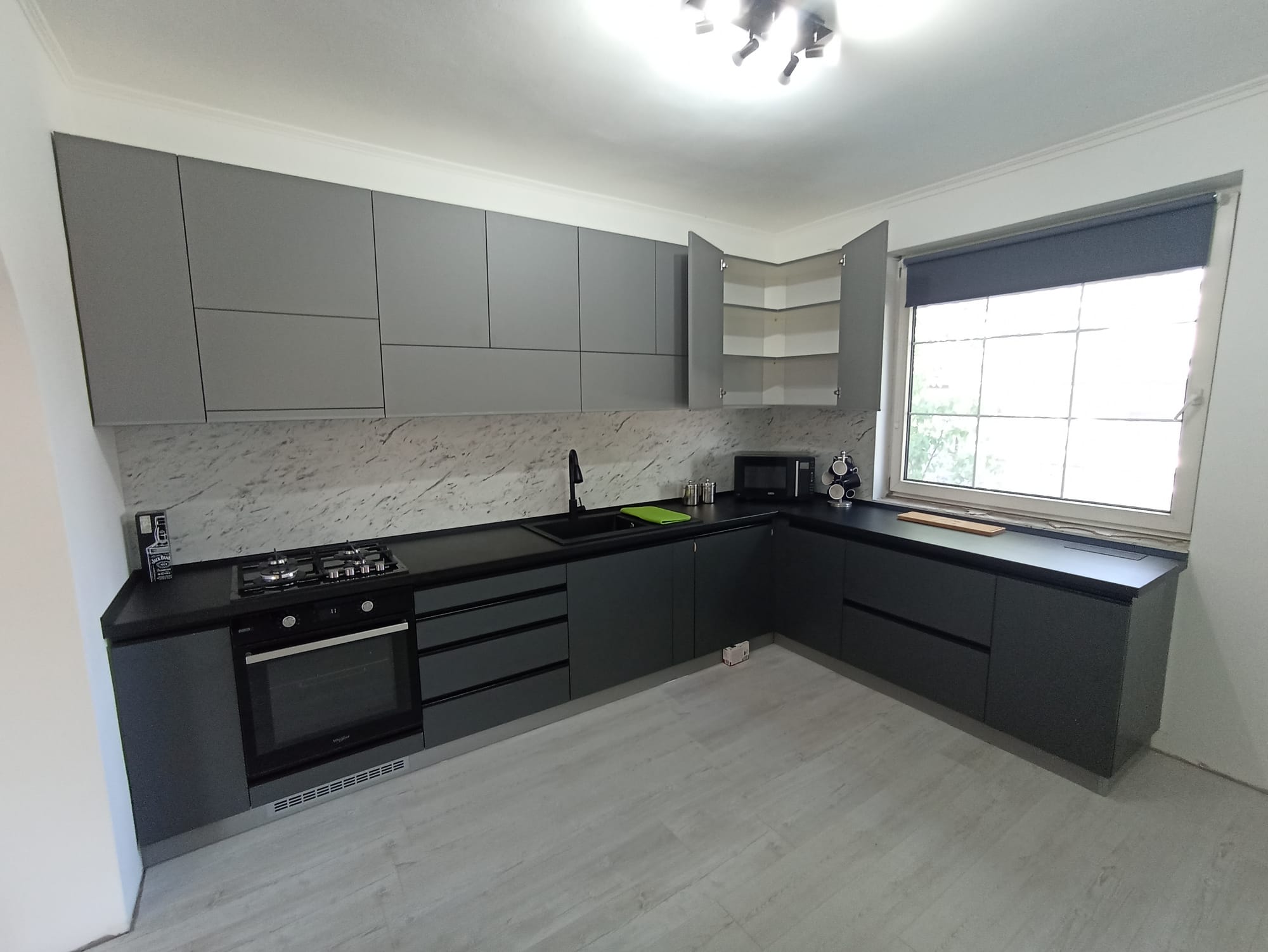 Matt szürke meg antracit. Szép. Szeretem.