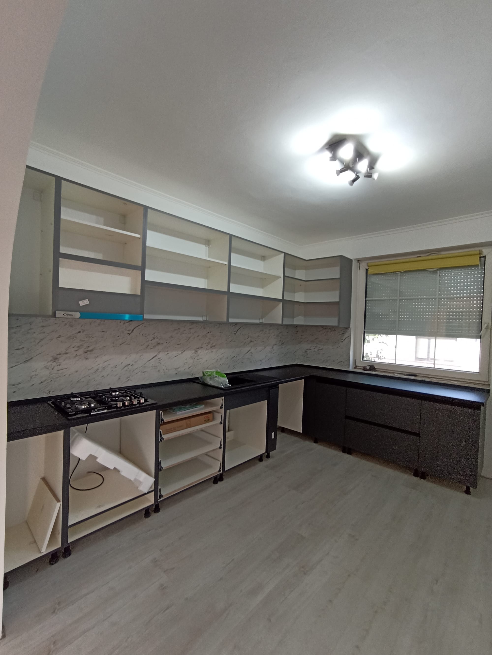 Matt szürke meg antracit. Szép. Szeretem.