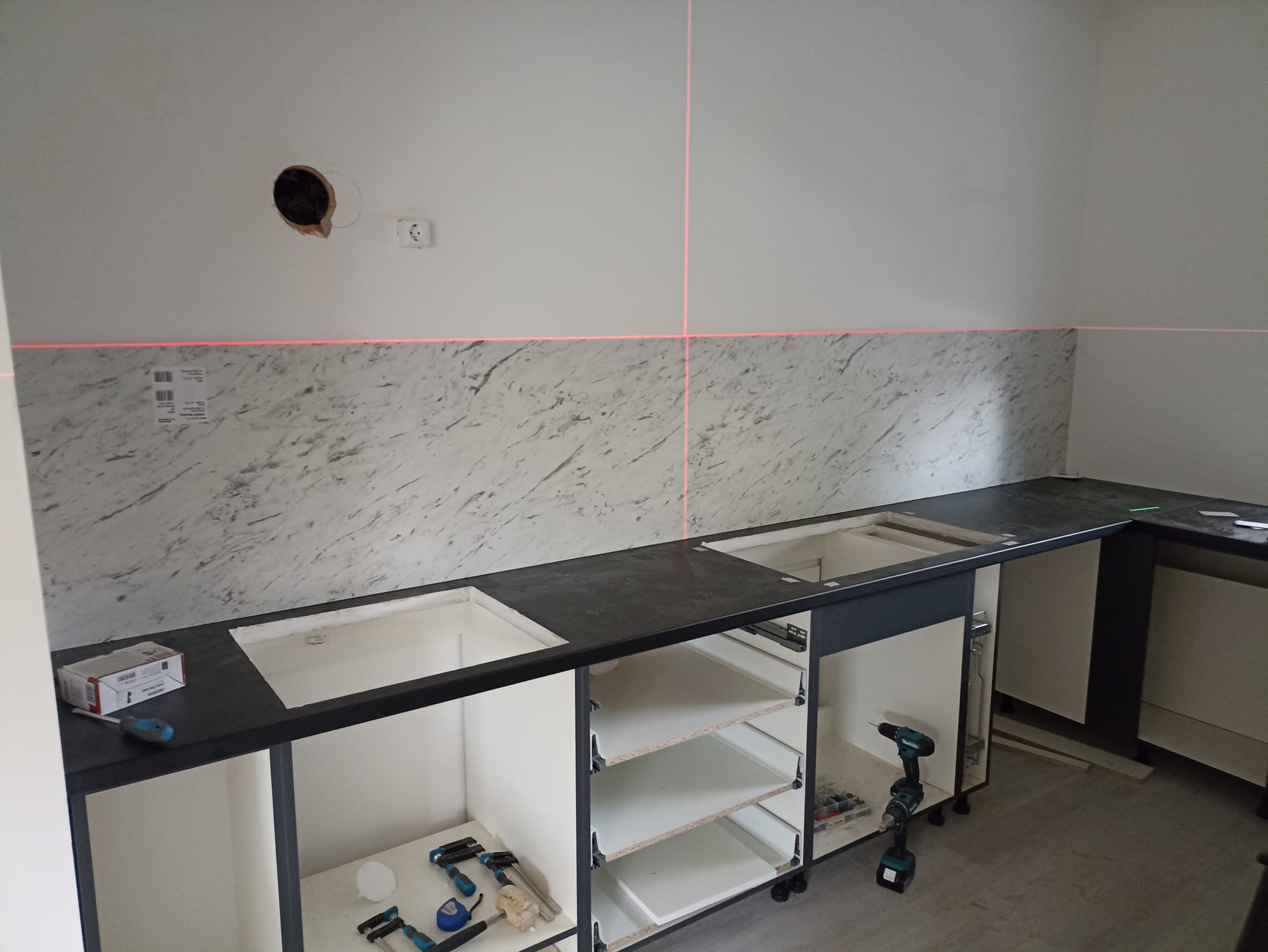 Matt szürke meg antracit. Szép. Szeretem.