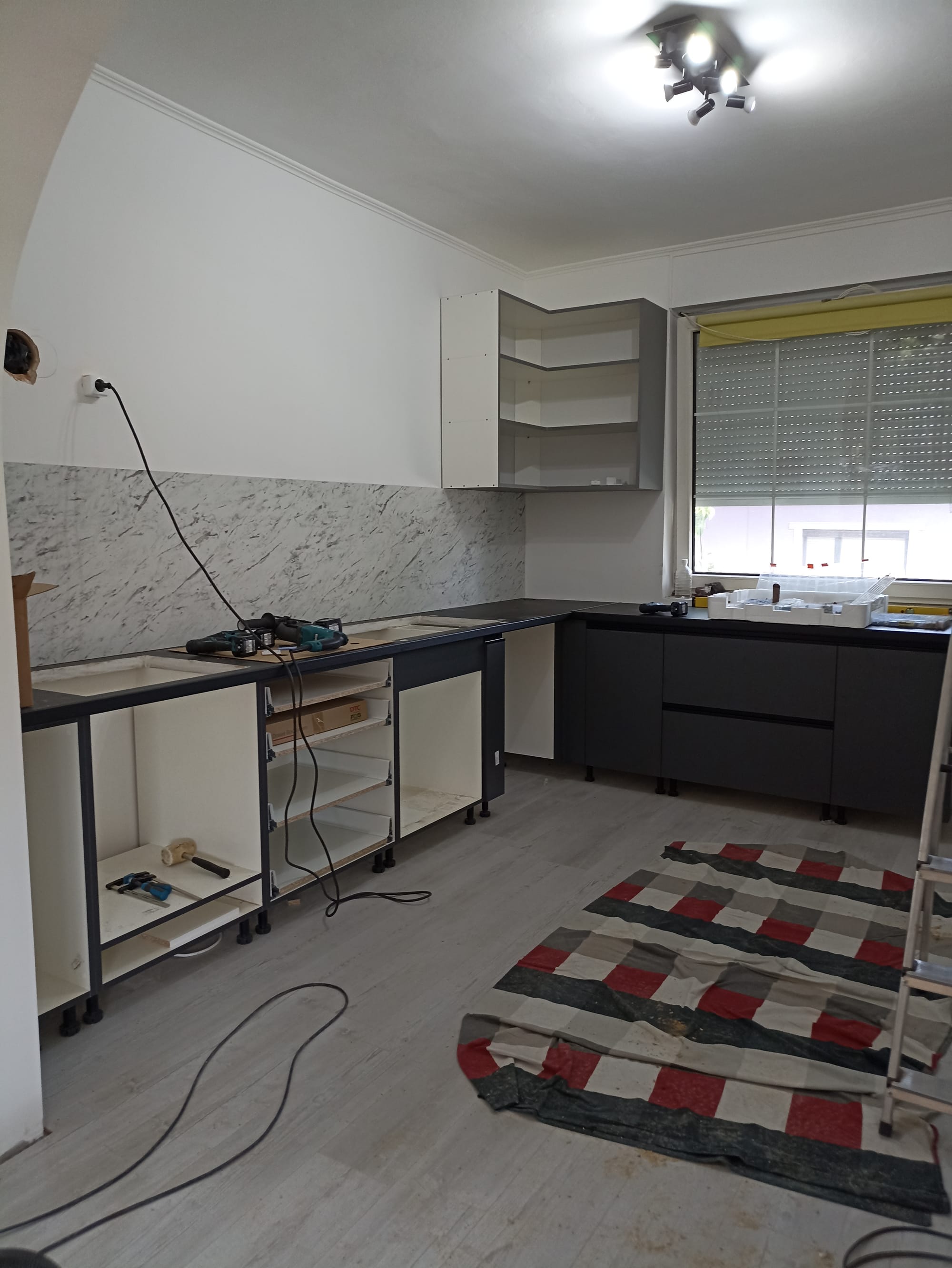 Matt szürke meg antracit. Szép. Szeretem.