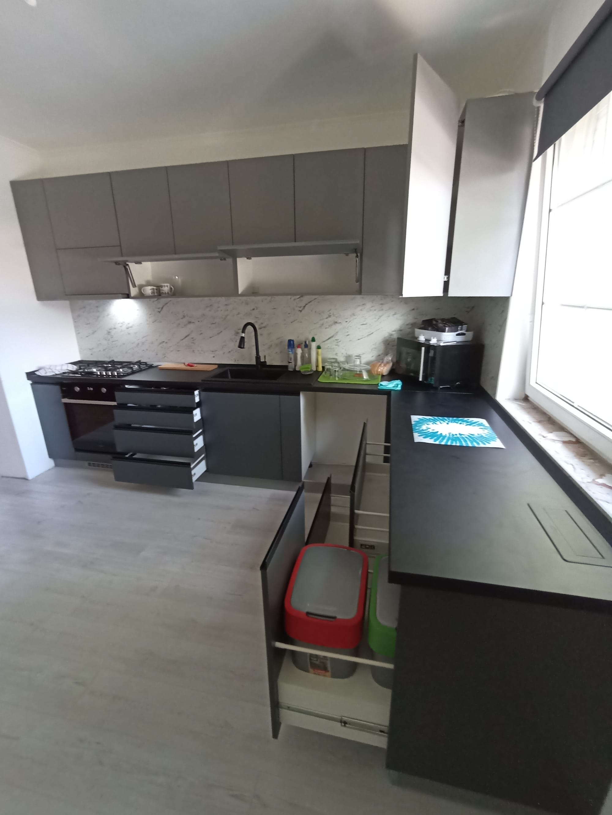 Matt szürke meg antracit. Szép. Szeretem.